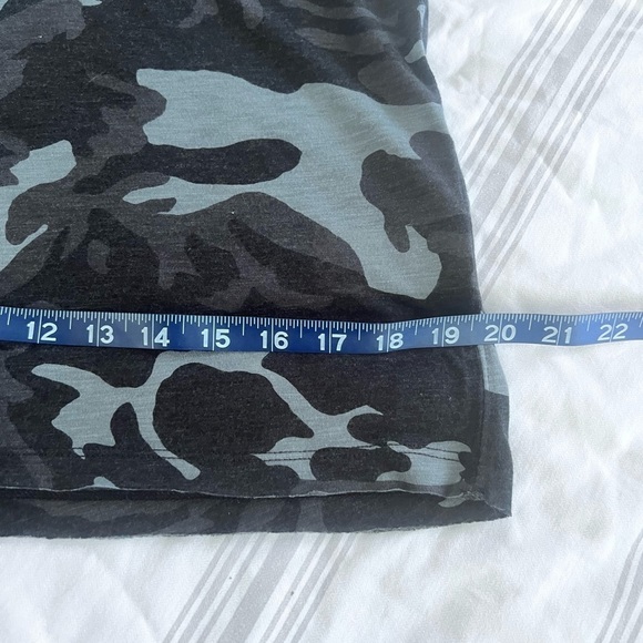 FREE PEOPLE WE THE FREE SZ S CAMO TEE RAW EDGES ROLLED SLEEVES SHEER LIGHTWEIGHT - Picture 9 of 10